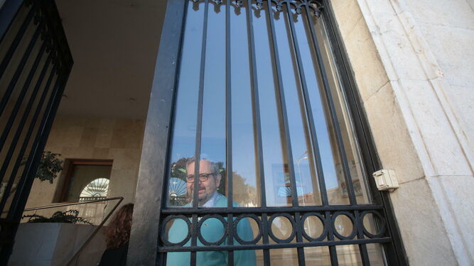 Miguel Osuna, tras la puerta de la Audiencia en uno de los días de juicio.