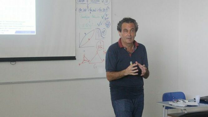 Tomás Ángel Delvalls impartiendo clase en la Universidad de Cádiz