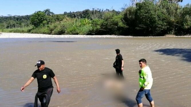 Momento de la localización del cuerpo de Manuel, en una imagen distribuida por la Policía ecuatoriana.