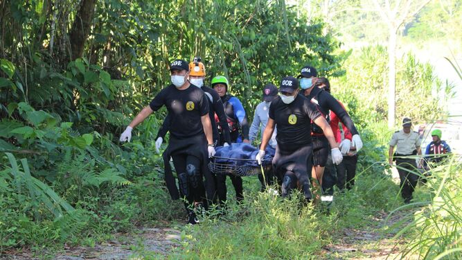 Los rescatistas trasladan el cuerpo de Manuel Tundidor.