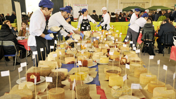 La variedad de quesos que participaron en la edición del año pasado en la Feria de Villaluenga