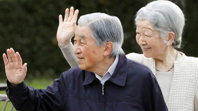 Los emperadores saludan el miércoles desde el Palacio Imperial.