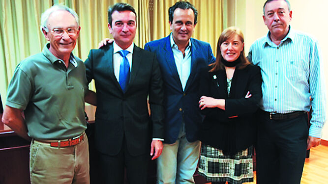 Ángel Valls (en el medio), entre los tres últimos rectores de la UCA tras obtener un reconocimiento.