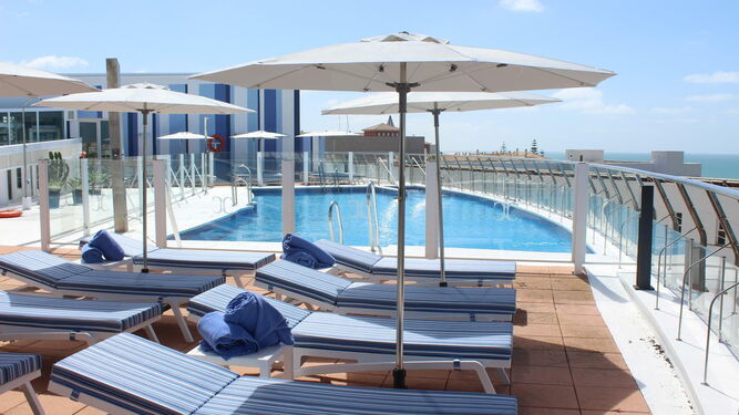 La terraza cuenta con una piscina y un bar.