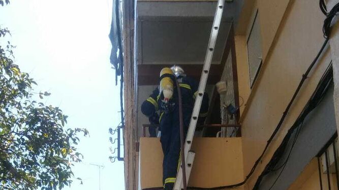 Intervención de los bomberos en las terrazas del bloque de viviendas.