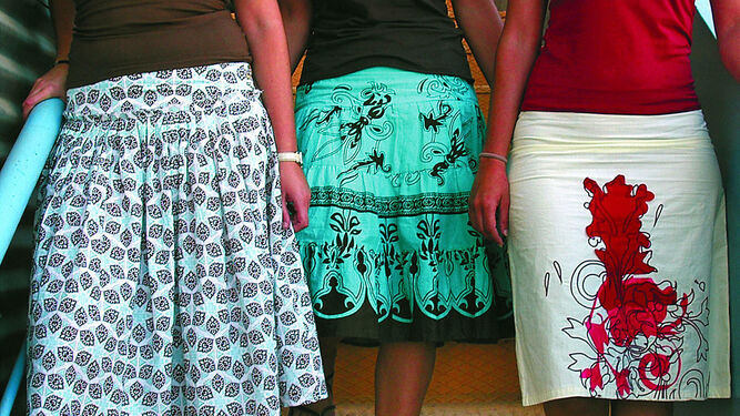 Varias mujeres con falda