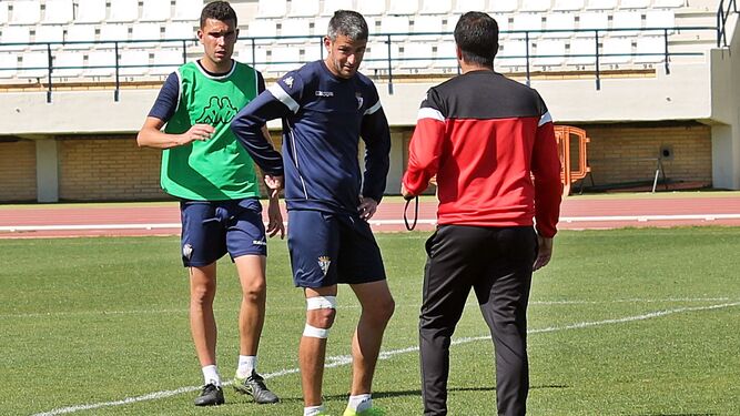 José Pérez Herrera conversa en un entrenamiento con Pau Franch y Colo.