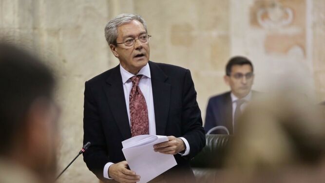 El consejero de Economía, Rogelio Velasco, en el Parlamento andaluz.