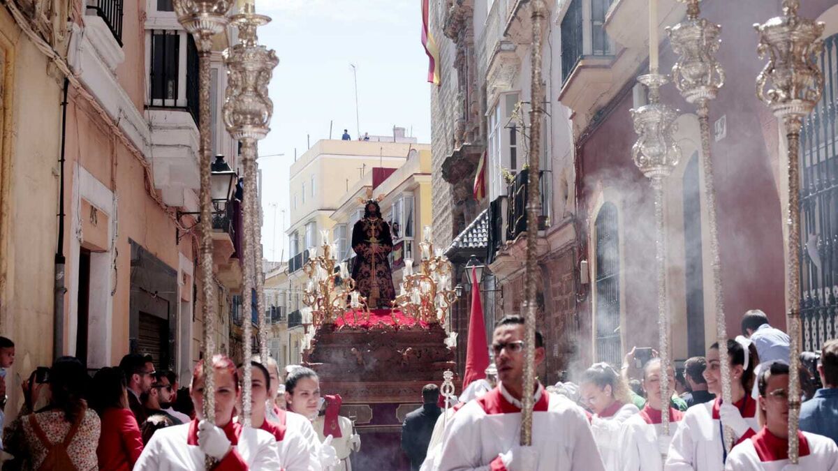 El paso de Jesús de las Penas justo después de salir de San Lorenzo.
