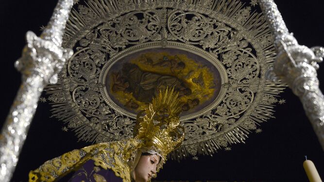 El nuevo techo de palio de la Virgen de las Lágrimas de Columna, uno de los estrenos destacados de la jornada de hoy.