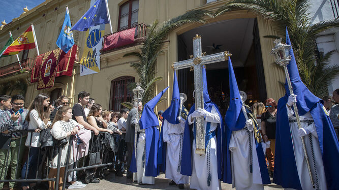 La cruz de guía de la Borriquita, en el momento que abre la Semana Santa de San Fernando.