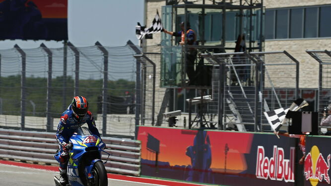 Álex Rins celebra, a una rueda, su victoria en el Gran Premio de las Américas, su primer triunfo en MotoGP.