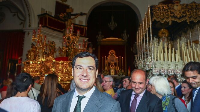 El presidente de la Junta, Juanma Moreno, durante una visita a la iglesia de La Palma de Cádiz este lunes