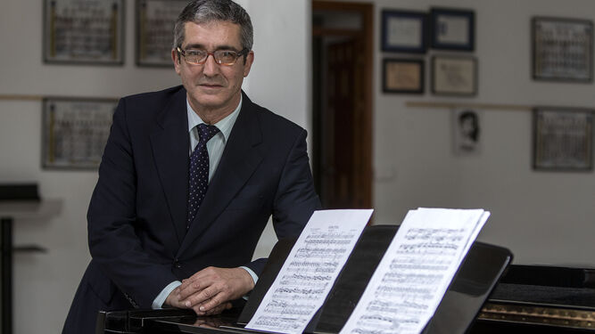 José Ribera Tordera, en la escuela de música de San José, junto a algunas partituras.
