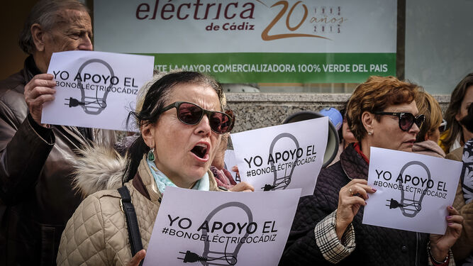 Una protesta en favor del bono eléctrico local ante la sede de Eléctrica de Cádiz.