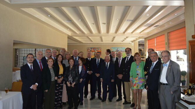 Fernando Lepiani, presidente de la Asociación del Cuerpo Consular de Cádiz y Ceuta, con todas las autoridades y cónsules que acudieron a la celebración del Día del Cuerpo Consular, en el Hotel Jerez.