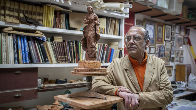 Antonio Alías, en su taller del callejón San Miguel.