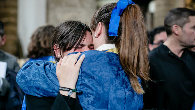 Dos hermanas de Las Aguas se abrazan tras conocer que se suspendía la salida procesional.