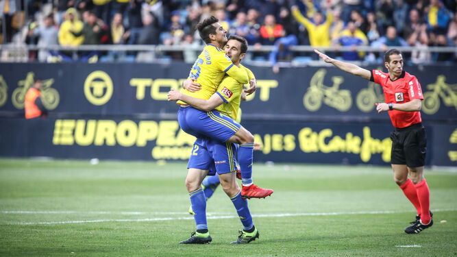 Mauro y Kecojevic, en la imagen celebrando el reciente gol al Córdoba, son los centrales más usados por Cervera.