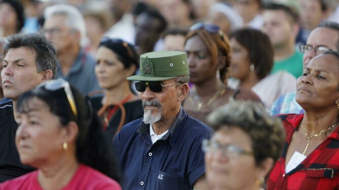 Un cubano con un gorro militar asiste en La Habana junto a cientos de personas a un acto de la Revolución.