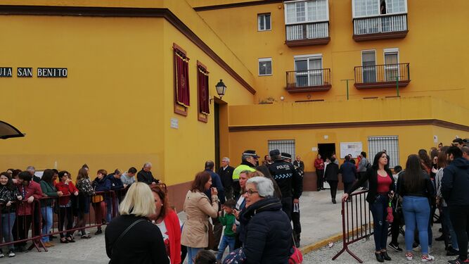 El público espera a las puertas de San Benito