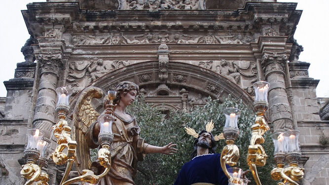 El se&ntilde;or Orante en el Huerto se recorta sobre la  imponente fachada de La Prioral en una bella estampa.