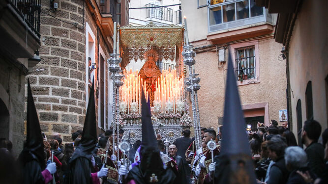 La Virgen de los Dolores baja Jabonería el pasado Jueves Santo.