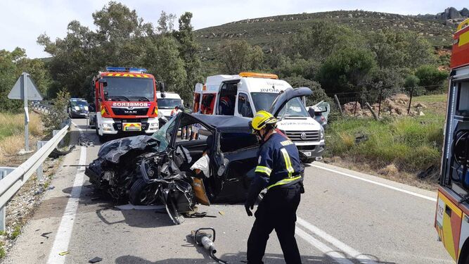 Dos heridos graves en un accidente de tráfico en la carretera de Zahara de los Atunes