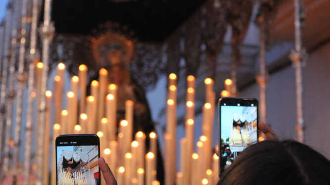 La Virgen de la Soledad fue objetivo de todas las miradas y fotografías