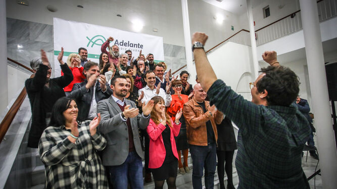 El alcalde, José María González, saluda a los integrantes de la lista electoral de Adelante Cádiz.