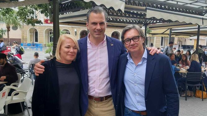 El secretario general de Vox, Javier Ortega Smith, ayer en Cádiz con la alcaldable, Ana Peral, y el parlamentario Manuel Gavira.
