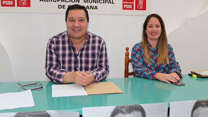 Francisco Cifredo y Ana Ruiz en la Casa del Pueblo tras anunciar la resolución de la Junta Electoral de Zona.