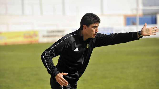 Juanma Pavón, entrenador del Cádiz B, da indicaciones en el partido de Arcos.
