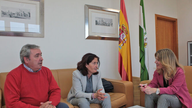 Ana Mestre se reúne con la secretaria general de CCOO en Cádiz, Lola Rodríguez.