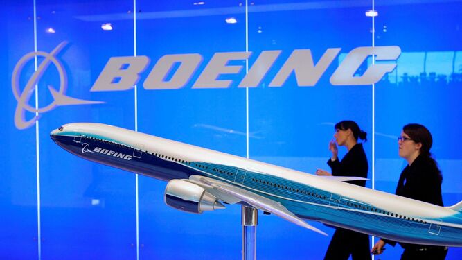 Dos trabajadoras de Boeing pasan ante una maqueta de un 737.
