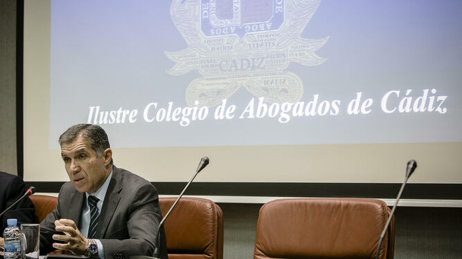El presidente del TSJA durante su intervención en el Colegio de Abogados de Cádiz.