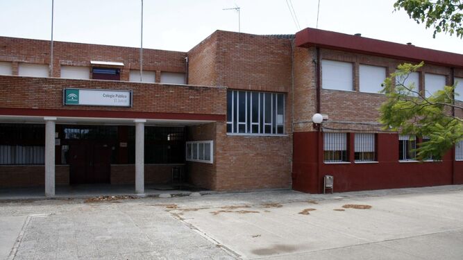 Una imagen del colegio público El Juncal, ubicado en la Zona Norte.