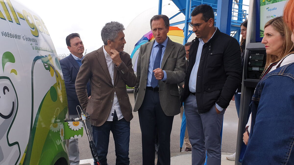 Grande-Marlaska con el alcalde de Chiclana durante la carga de combustible con biogás a un vehiculo.