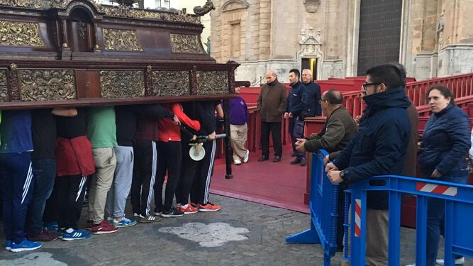 El paso de Piedad, en la prueba en la plaza de la Catedra el lunes de Pascua