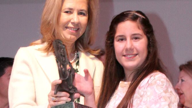 Momento en el que Lucía Cárdenas Soldán recibe el premio por su cuento 'El pañuelo celestre'.