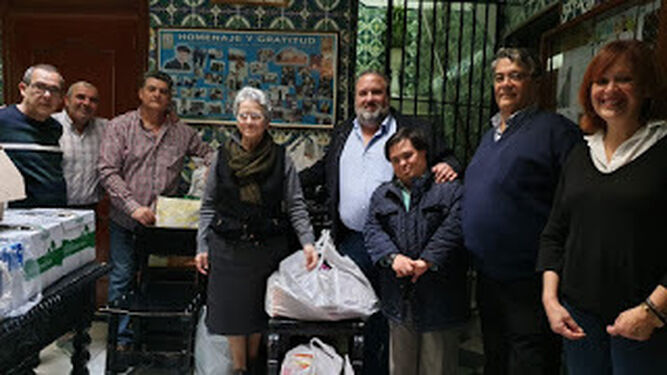 Cofrades del Perdón, entregando los alimentos a la fundación Virgen de Valvanuz