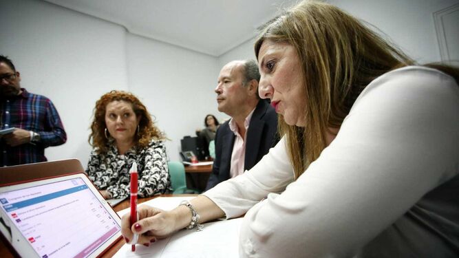 Irene García sigue los resultados electorales en la sede del partido