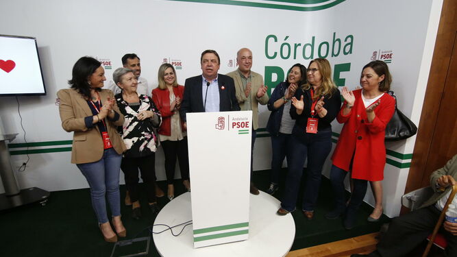 Luis Planas, en la sede del PSOE de Córdoba, acompañado de cargos socialistas
