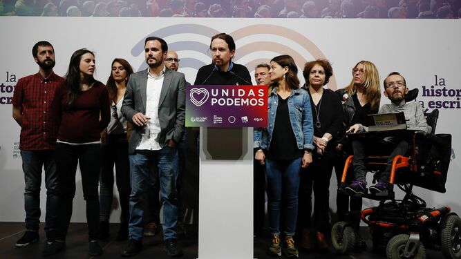 El candidato de Unidas Podemos, Pablo Iglesias,  junto al coordinador federal de IU, Alberto Garzón, su número dos, Irene Montero (izda.), Pablo Echenique y otros  y otros candidatos, este domingo por la noche.