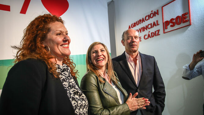 Araceli Maese, Irene García y Juan Carlos Campo cambiaron ayer sus caras largas del 2 de diciembre por sonrisas en la sede provincial del PSOE de Cádiz.