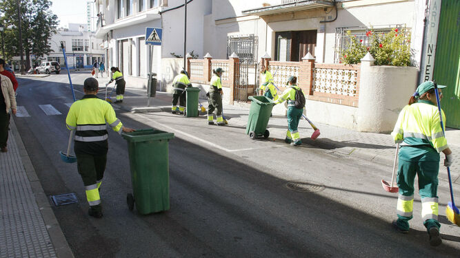 Trabajadores del servicio municipal de limpieza y recogida de basurs, en una imagen de archivo.