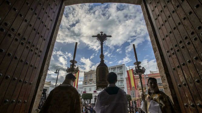Momento en que se abre la Iglesia Mayor para la salida del cortejo del Patrón San José, el año pasado.