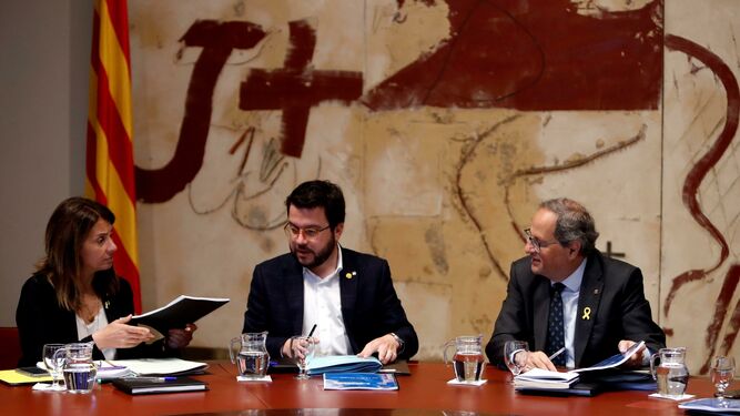 Quim Torra, ayer, con el vicepresidente catalán, Pere Aragonès, y la 'consellera' de la Presidencia y portavoz del 'Govern', Meritxell Budó.