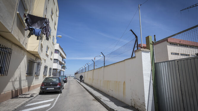 El muro de la base de Puntales se retranqueará para ampliar la calle Bajeles