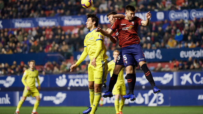 Lekic pugna por alto con David García y Oier durante el partido disputado en Pamplona ante Osasuna, rival que visitará el Ramón de Carranza dentro de tres jornadas.